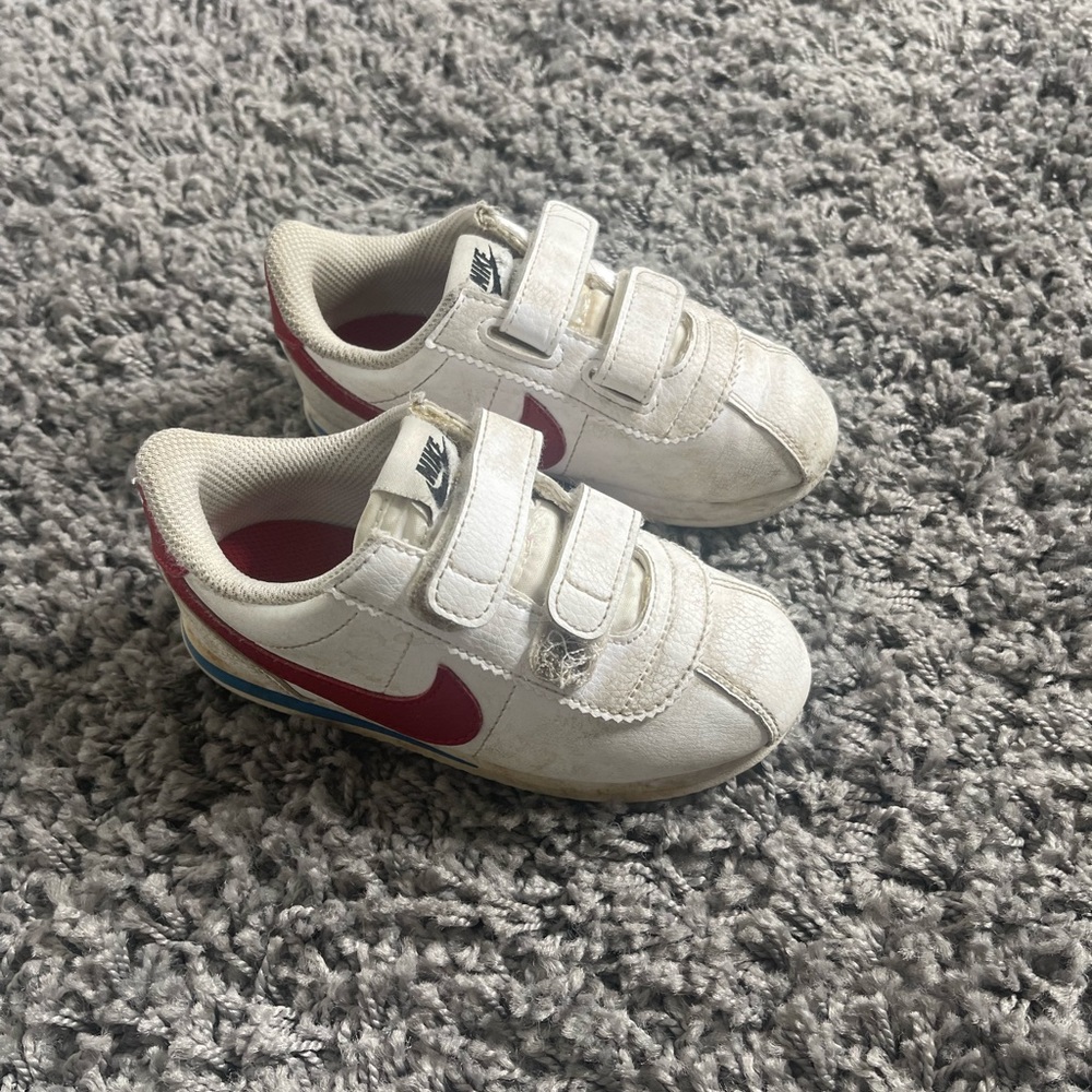Gently used toddler shoes size 9C